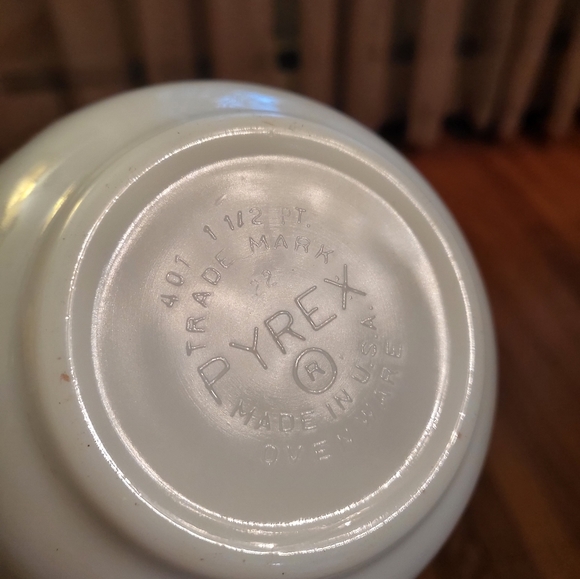 Vintage Pyrex Early American Eagle #401 1.5 Pt. Mixing‎ Bowl - Picture 3 of 3